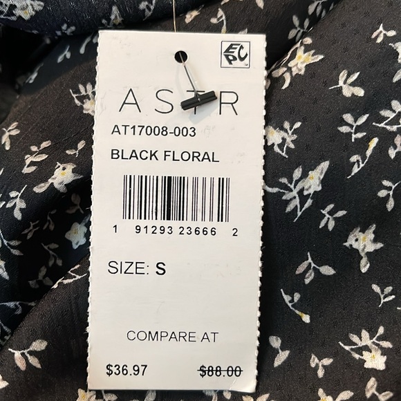 ASTR Black Floral 100% Polyester V-Neck Blouse Small NWT - Picture 7 of 7